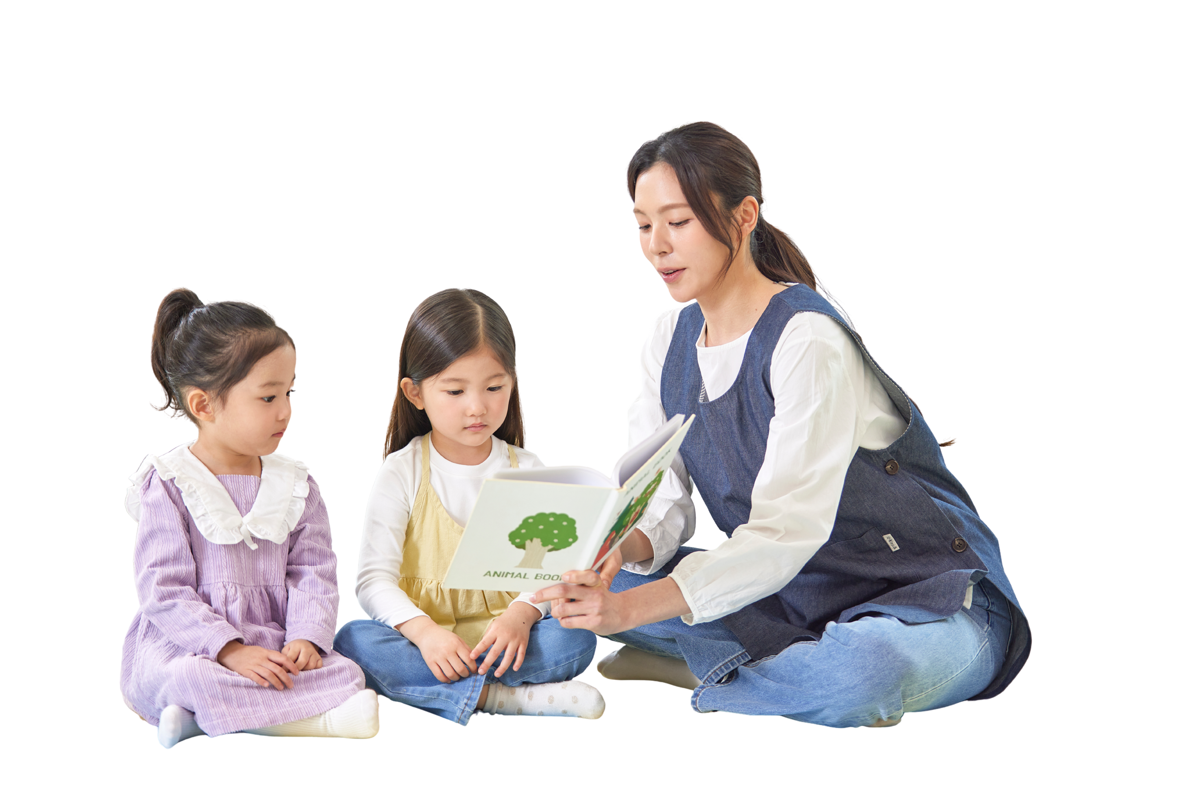 아이들에게 책을 읽어주는 아이돌보미
